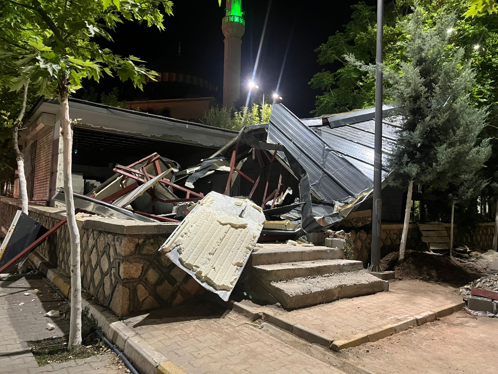 Mehmet Emin Terece Camii’nde Gece Operasyonu: Vatandaşlardan Sert Tepki