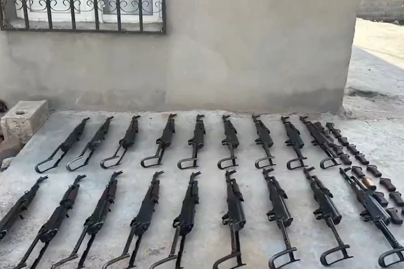 Şanlıurfa’da silah kaçakçılarına operasyon: 18 Kalaşnikof ele geçirildi