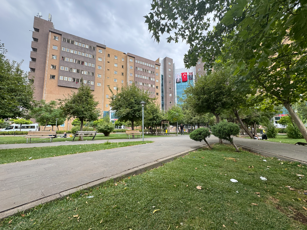 Gazi Yaşargil Hastanesi’nde Çay Bahçesi ve Kafeterya Eksikliği Tepkilere Neden Oluyor