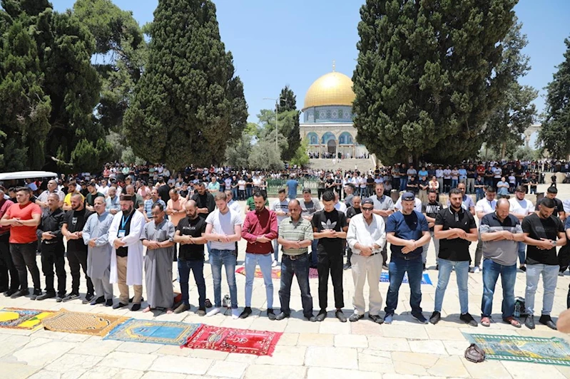 Mescid-i Aksa’da 40 bin kişi Cuma namazı kıldı