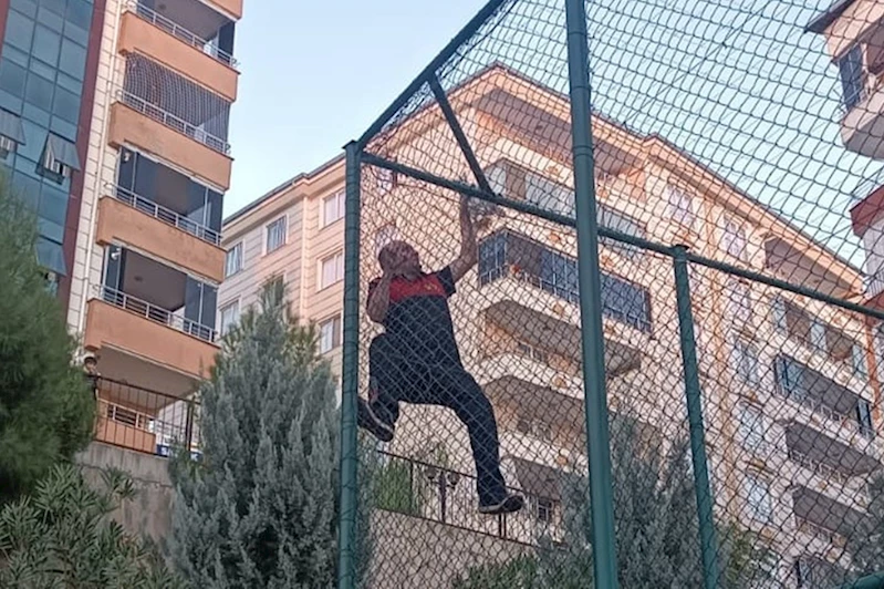 Teller arasında mahsur kalan yavru kedi itfaiye ekiplerince kurtarıldı