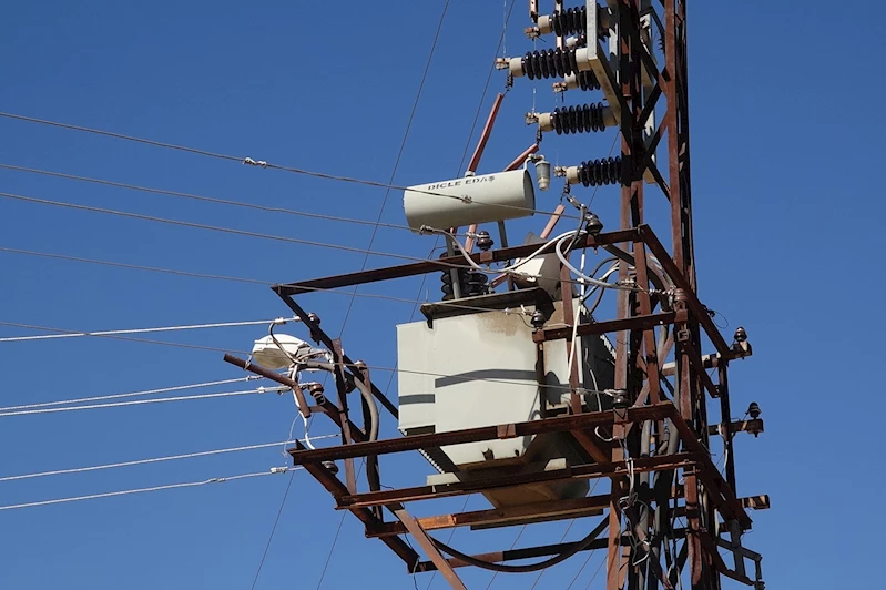 Şanlıurfa’da elektrik direğinde akıma kapılan kişi ağır yaralandı.