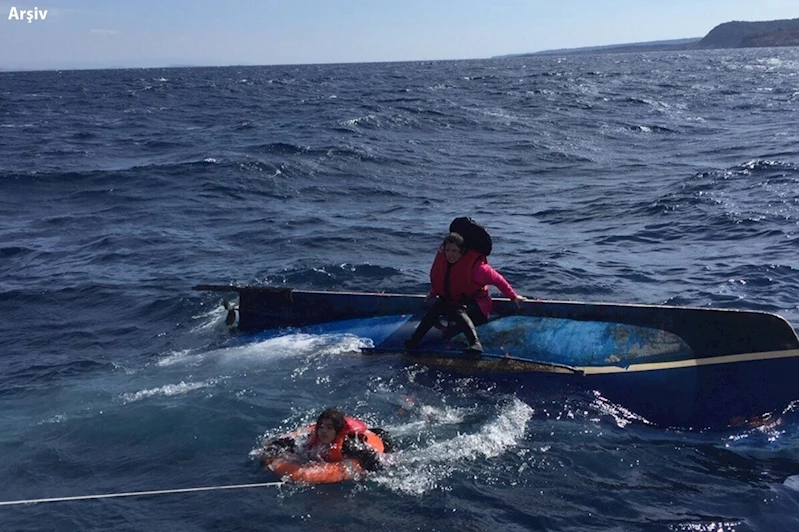 İzmir açıklarında göçmen botu devrildi: 4 ölü