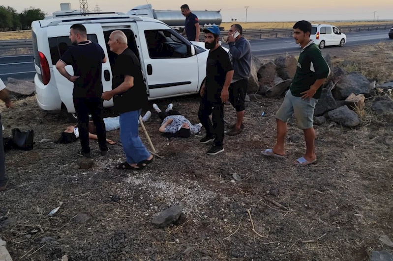 Mardin’de hafif ticari araç şarampole yuvarlandı: 4 yaralı 