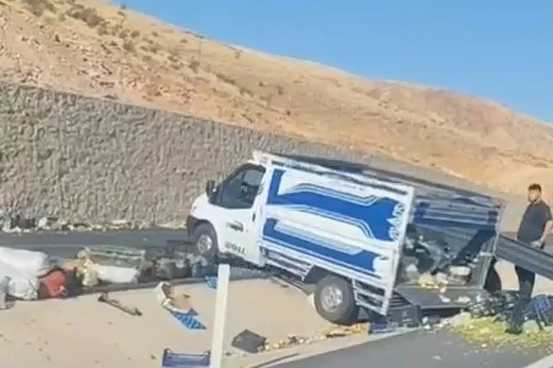 Pikap kontrolden çıktı, meyve ve sebzeler yola savruldu