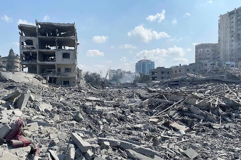 İşgalciler Şati kampını yoğun bombardımanla yıkarak Gazze şehrini yok etmeyi sürdürüyor