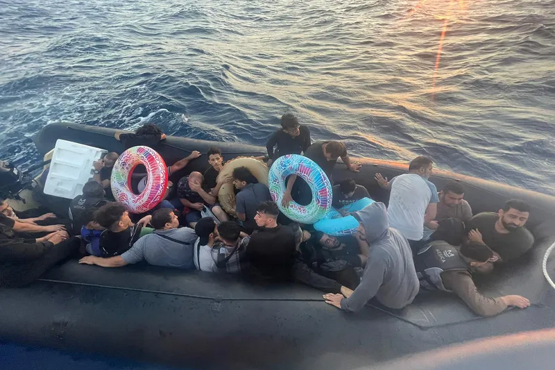 Muğla açıklarında 17 düzensiz göçmen yakalandı