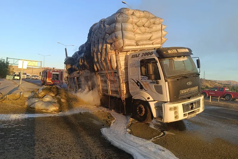 Siirt’te saman yüklü kamyonda yangın