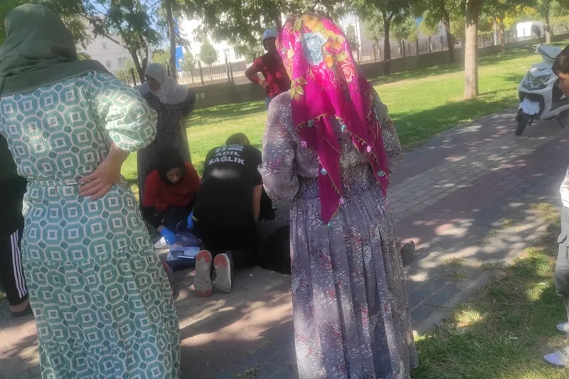 Parkta kalp krizi geçiren kadın hastaneye kaldırıldı