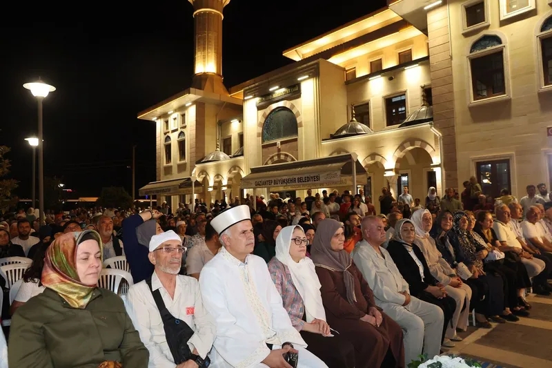 Gaziantep’te 41 yıllık evli çiftler umreyle ödüllendirildi