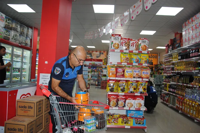 Şanlıurfa’da marketlerde kurtlanmış pirinç ve tarihi geçmiş yüzlerce ürün ele geçirildi
