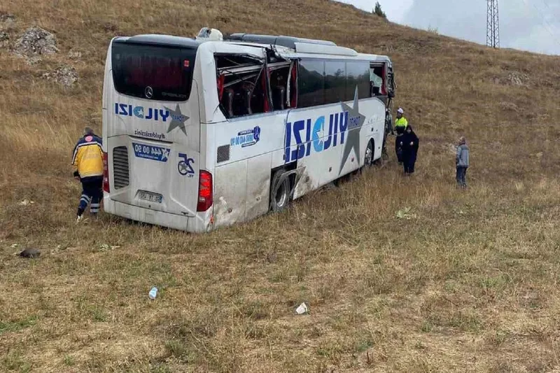 Sivas’ta yolcu otobüsü ile tır çarpıştı: 20 kişi yaralandı