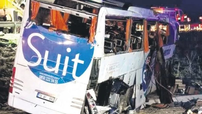 Sürücüsü uyudu, otobüs şarampole devrildi: 2 ölü, 34 yaralı