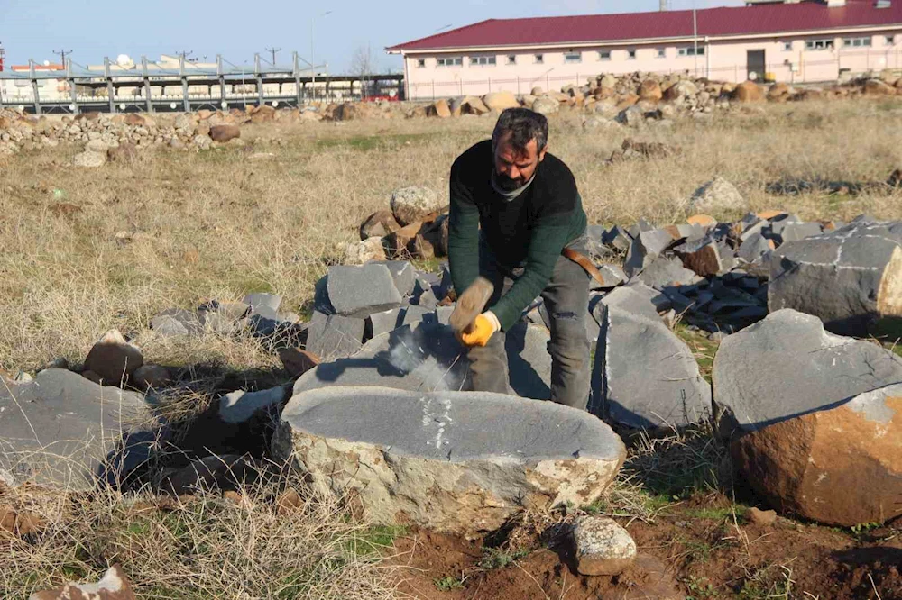 9 çocuk okutan baba, ekmeğini taştan çıkartıyor