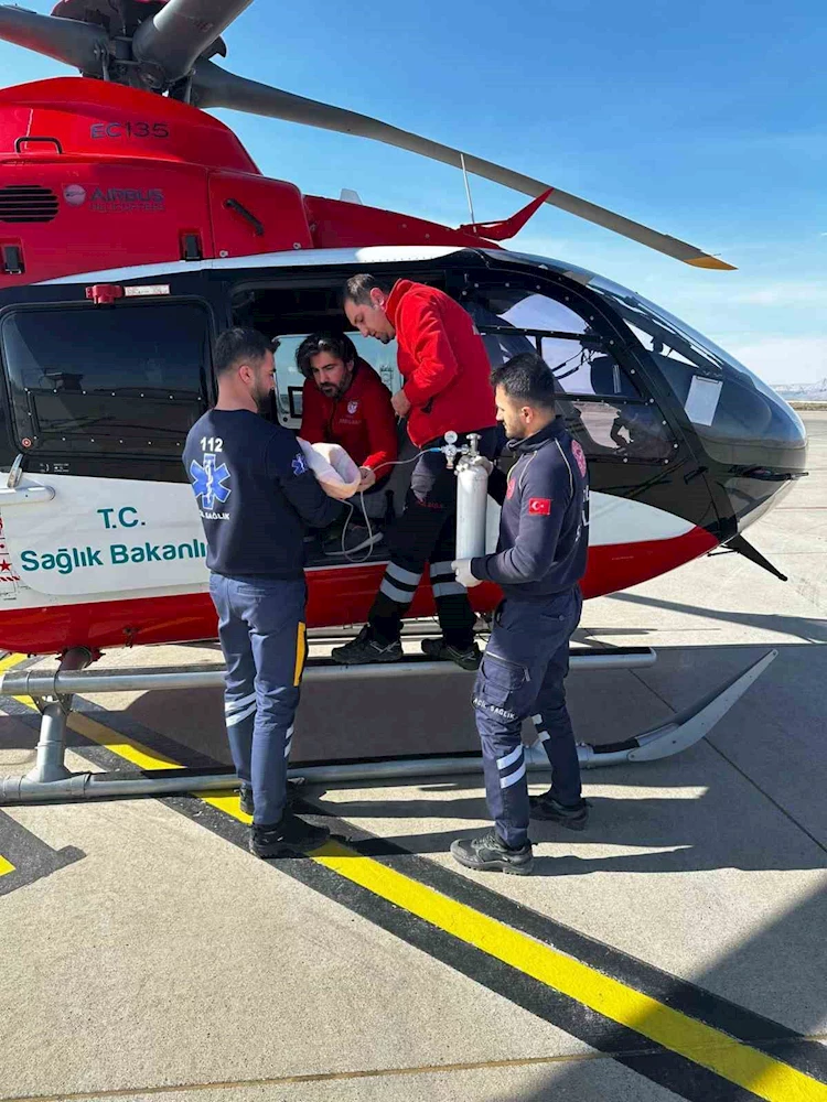 Ambulans helikopter 2,5 aylık Adem için havalandı