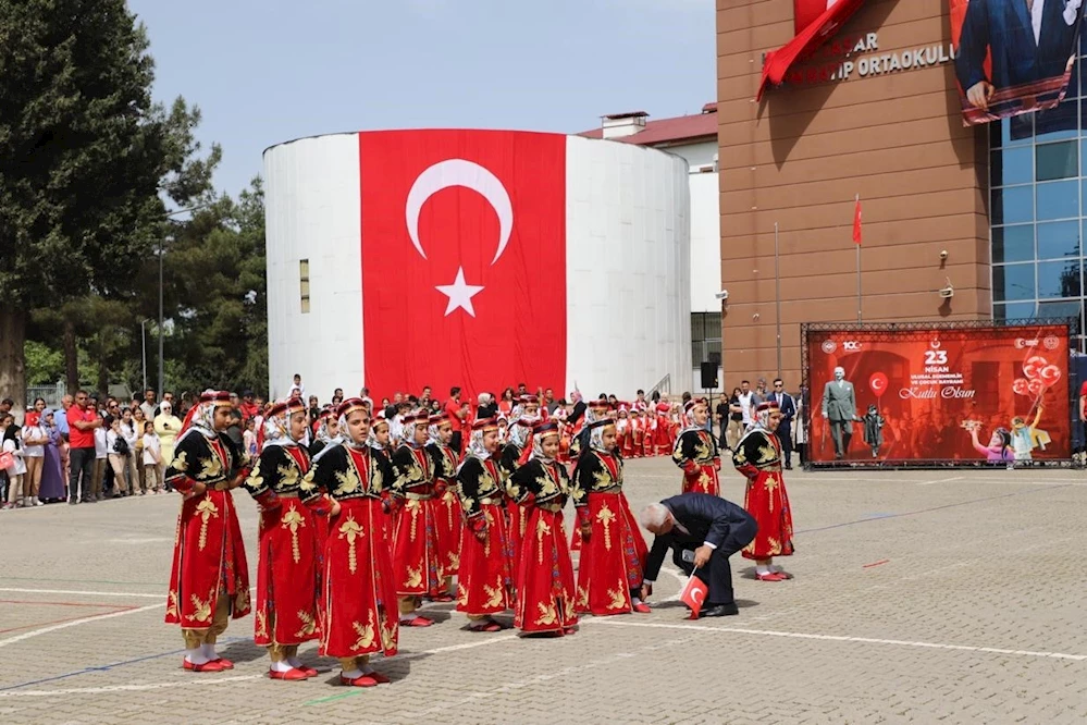 Ayakkabısı çıkan folklorcu gösteriye devam etti