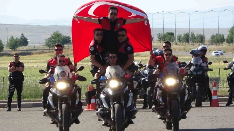 Diyarbakır’da eğitimini tamamlayan Motosikletli Yunus Timi gösteri yaptı