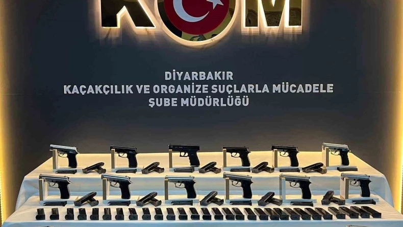 Diyarbakır’da salça kovaları içinden 14 adet tabanca ve aparatları ele geçirildi