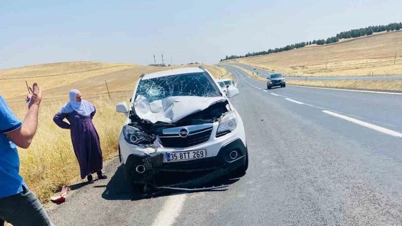 Diyarbakır’da yol kenarında oturan 2 kişiye otomobil çarptı