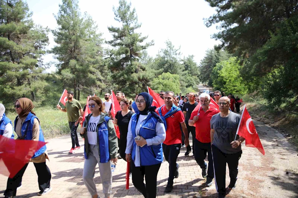 Gençler, ellerindeki Türk bayraklarıyla Ali Dağı’na yürüdü