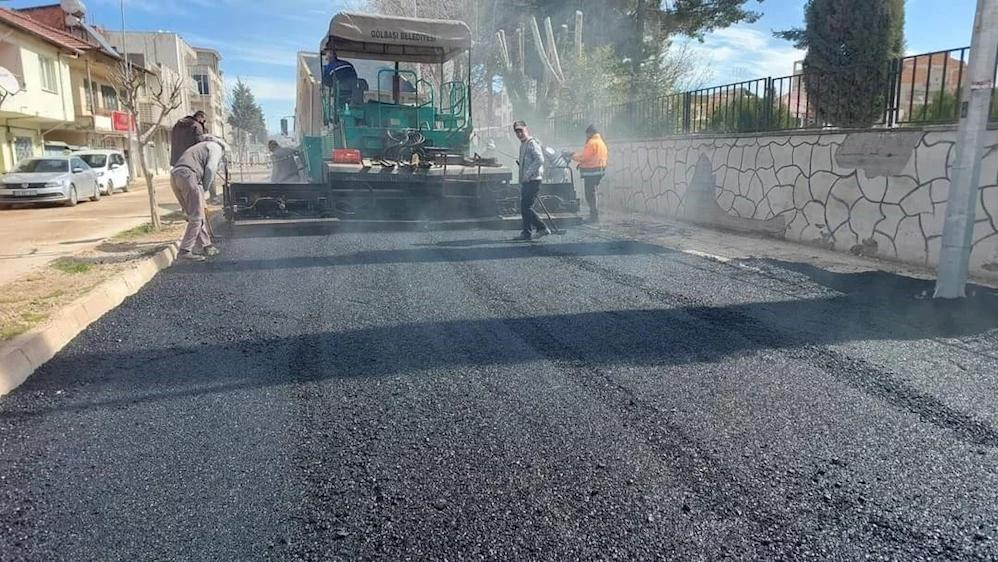 Gölbaşı Belediyesi Gazi Caddesini asfaltlıyor