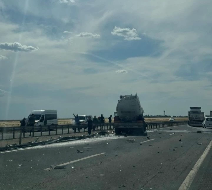 Mardin’de tır bariyerlere çarptı