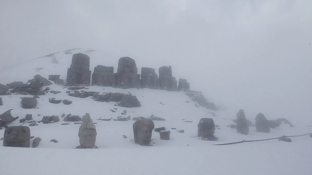 Nemrut Dağı baharda kışı yaşıyor