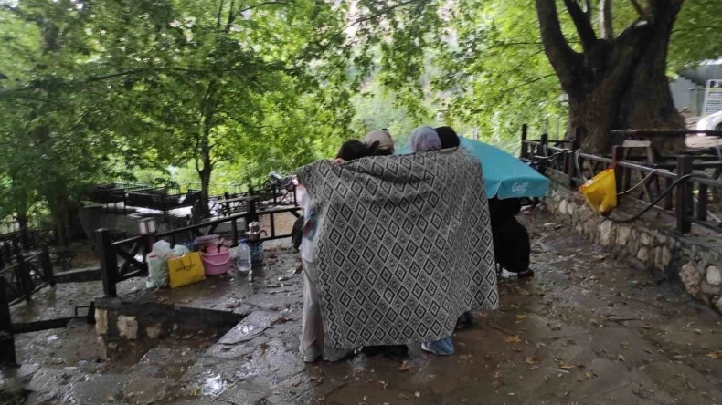Sıcaktan kaçan piknikçiler yağmura yakalandı